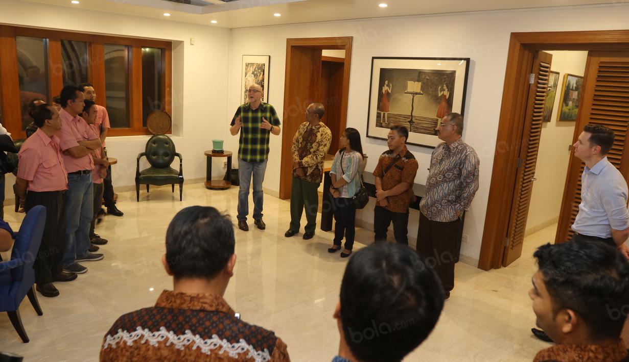 Duta Besar Australia untuk Indonesia, Paul Grigson (baju Kotak) memberikan sambutan saat menjamu atlet angkat besi Eko Yuli dan Irawan dan sri Wahyuni di kediamannya,  Jakarta, Senin (5/9/2016). (Bola.com/Nicklas Hanoatubun)