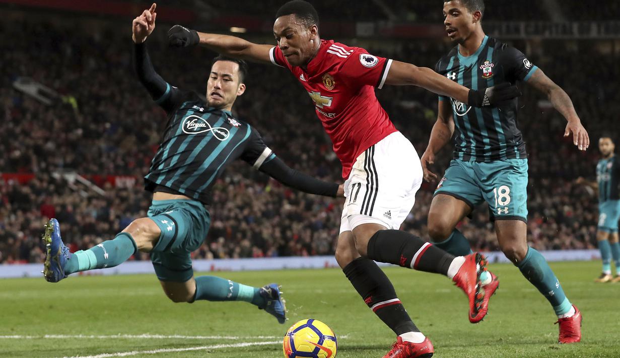 Pemain Southampton, Maya Yoshida (kiri) mencoba menghalangi sepakan pemain Manchester United, Anthony Martial pada lanjutan Premier League di Old Trafford, Manchester, (30/12/2017). MU hanya bermain imbang 0-0. (Martin Rickett/PA via AP)