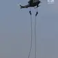 Prajurit Satgultor TNI turun dari helikopter ketika latihan penanggulangan teror di Hotel Mercure Ancol, Jakarta, Selasa (9/4). Latihan penanggulangan teror ini dilakukan untuk menguji kesiapsiagaan Satgultor TNI menghadapi kemungkinan ancaman terorisme yang akan terjadi. (Liputan6.com/Johan Tallo)