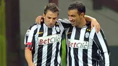Alessandro Del Piero (kiri) dan Fabio Quagliarella, dua pencetak gol kemenangan Juventus atas AC Milan pada partai lanjutan Serie A di San Siro, 30 Oktober 2010. AFP PHOTO/GIUSEPPE CACACE