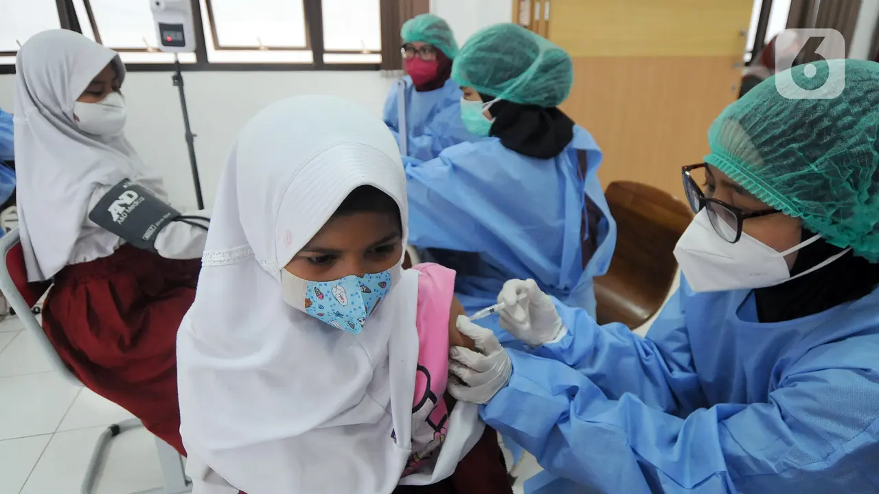 FOTO: Vaksinasi Anak Sekolah Dasar di Tangerang Selatan