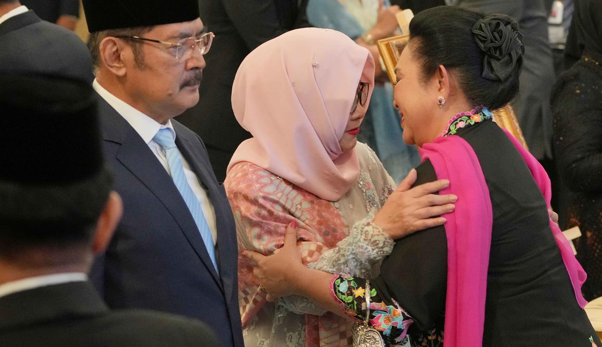 Penganugerahan ini didasarkan pada Keputusan Presiden (Keppres) Nomor 116/TK/Tahun 2025 yang ditetapkan pada 6 November 2025. Tampak dalam foto, putri mendiang Presiden Suharto, Siti Hardiyanti Rukmana (tengah) dan Siti Hediati Hariyadi, saling memberi selamat dalam upacara pemberian gelar pahlawan nasional kepada sepuluh tokoh di Istana Negara, Jakarta, Senin 10 November 2025. (AP Photo/Achmad Ibrahim)