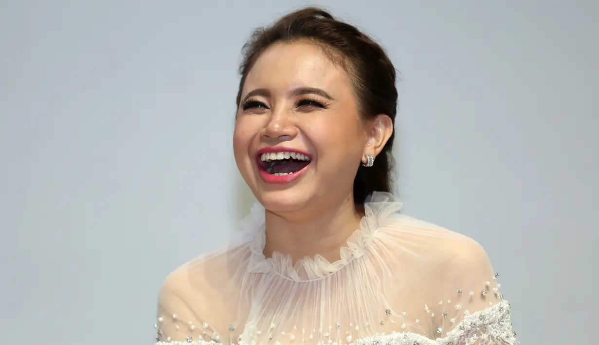 Selain memiliki suara emas saat bernyanyi, Rossa pun juga bersuara renyah saat tertawa. Perempuan ramah dan murah tawa ini tak pernah malu melepaskan tawanya di berbagai kesempatan. (Nurwahyunan/Bintang.com)