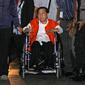 Tersangka korupsi e-KTP, Setya Novanto tiba di Gedung KPK dari Rumah Sakit Cipto Mangunkusumo (RSCM) menggunakan kursi roda pada, Minggu, (19/11). Setnov tiba mengenakan baju rompi tahanan KPK. (Liputan6.com/Herman Zakharia)