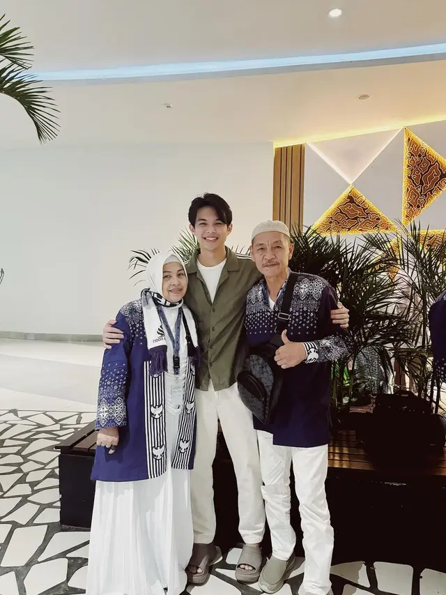 Potret Rey Mbayang dan Dinda Hauw antar orang tua pergi haji (Sumber: Instagram/@rey_mbayang)