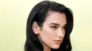 <p>Dua Lipa, penyanyi sekaligus penulis lagu asal Inggris berpose saat tiba untuk peragaan busana Versace Fall/Winter 2023 di Pacific Design Center, West Hollywood, California, Amerika Serikat, 9 Maret 2023. Lipstik matte menambah kesan natural pada riasan Dua Lipa. (Jon Kopaloff/Getty Images/AFP)</p>