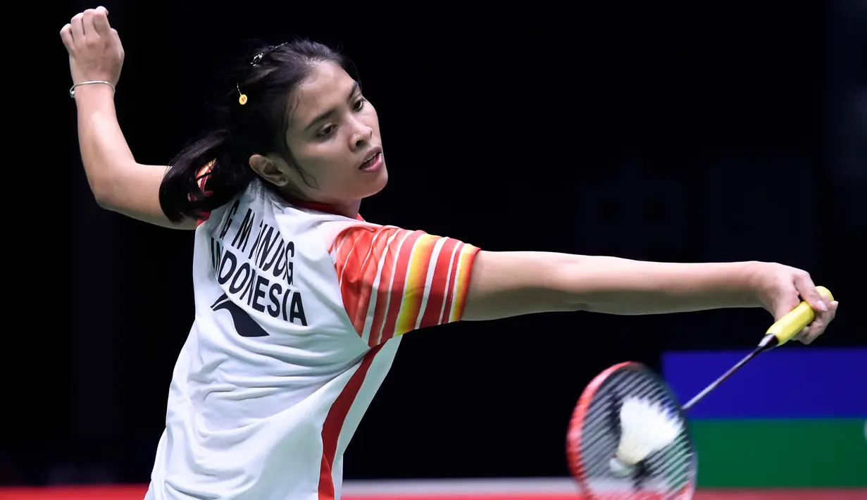 Tunggal putri Indonesia, Gregoria Mariska Tunjung mengembalikan kok ke arah pebulu tangkis Taiwan, Tai Tzu Ying pada babak perempat final Piala Sudirman 2019 di Nanning, China, Jumat (24/5/2019). Kekalahan Gregoria Mariska Tunjung membuat Taiwan menyamakan kedudukan menjadi 1-1. (WANG ZHAO/AFP)