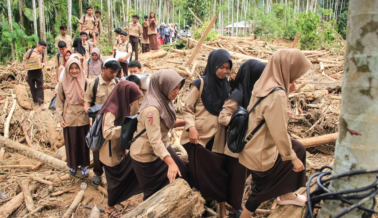 Tidak hanya rumah warga, jalan-jalan di Nagari Pelangai Gadang saat ini masih dipenuhi material yang terbawa arus saat kejadian banjir. (REZAN SOLEH/AFP)