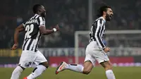 Selebrasi gol Andrea Pirlo dan Kwadwo Asamoah (AFP/Marco Bertorello)