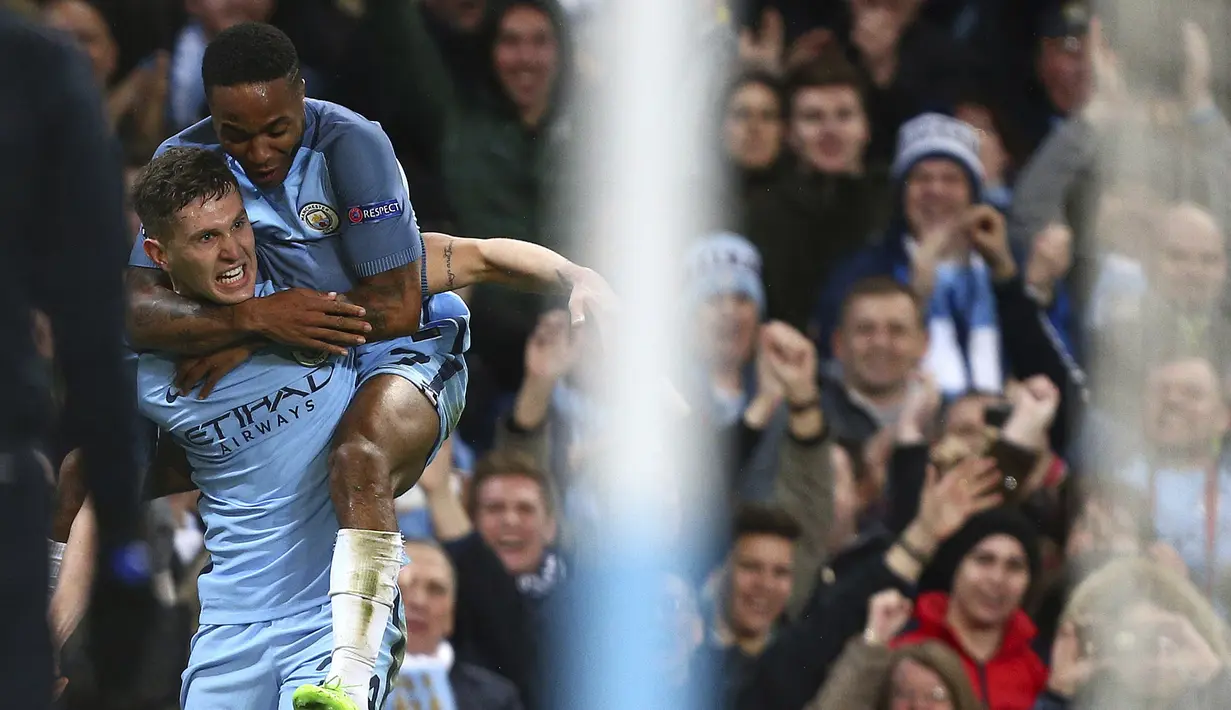 Ekspresi pemain, Manchester City, John Stones (kiri) usai mencetak satu gol untuk timnya pada babak 16 besar leg pertama Liga Champions di Etihad Stadium, Manchester, (21/2/2017).  (AP/Dave Thompson)