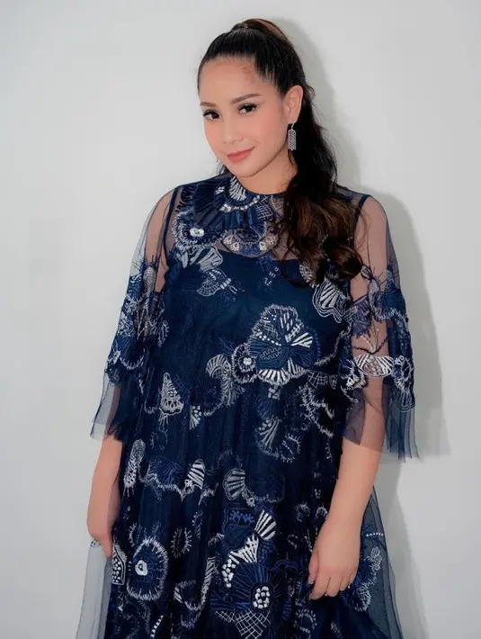 Serta pulasan makeup nuansa peach yang segar oleh makeup artist, Marlene Hariman. [@raffinagita1717/wanda_haraa].