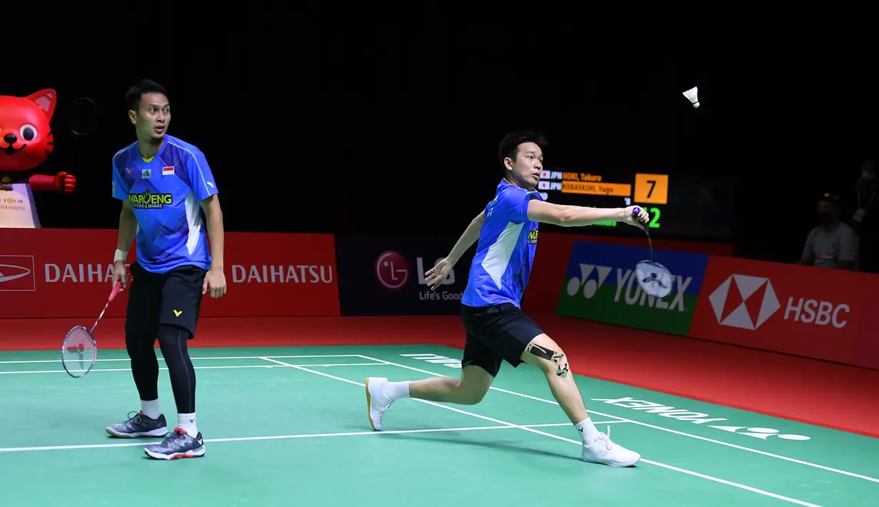 Pasangan ganda putra Indonesia, Mohammad Ahsan/Hendra Setiawan saat melawan ganda Jepang Takuro Hoki/Yugo Kobayashi pada babak 16 besar Indonesia Masters 2021 di Bali International Convention Centre & Westin Resort, Kamis (18/11/2021). Ahsan/Hendra kalah 21-11, 15-21, 12-21. (HUMAS PP PBSI)