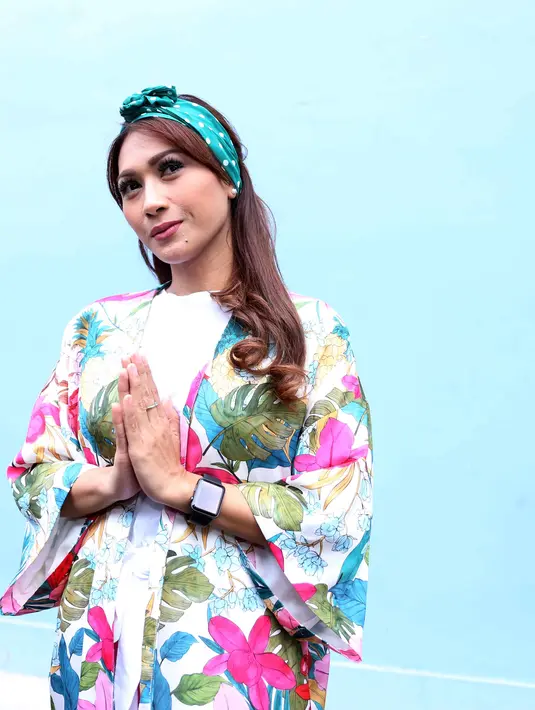 "Tanya bunda atuh masa gue yang cerita, enggak sopan. Pastinya Bunda bahagia," kata Tata Janeeta yang menanyakan lebih jauh rencana pernikahan Maia. (Nurwahyunan/Bintang.com)