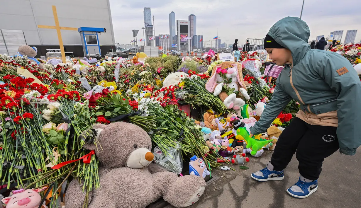 Para pelaku juga melemparkan bom di lokasi kejadian. (NATALIA KOLESNIKOVA/AFP)