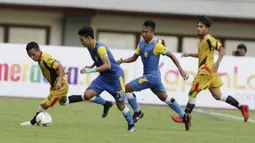 Gelandang Mitra Kukar, Adi Bayauw, menggiring bola saat melawan Bhayangkara FC pada laga Piala Presiden 2019 di Stadion Patriot, Jawa Barat, Senin (11/3). Bhayangkara FC menang 2-1 atas Mitra Kukar. (Bola.com/M Iqbal Ichsan)