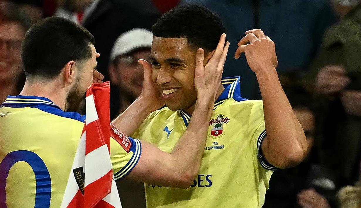 Namun, mereka kembali kecolongan dari tuan rumah pada menit ke-85. Shea Charles sukses melesatkan gol yang menghentikan perjalanan Arsenal di Piala FA. (AFP/Glyn Kirk)