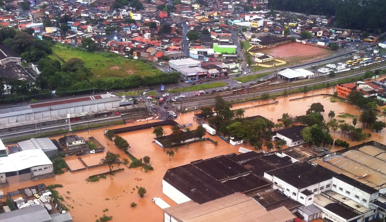Banjir merendam wilayah Itapevi, sekitar 41 km dari Sao Paulo, Brasil, Jumat (11/3). Hujan deras yang mengakibatkan banjir dan longsor tersebut menewaskan sedikitnya 19 orang. (AFP PHOTO/Marcel Naves)