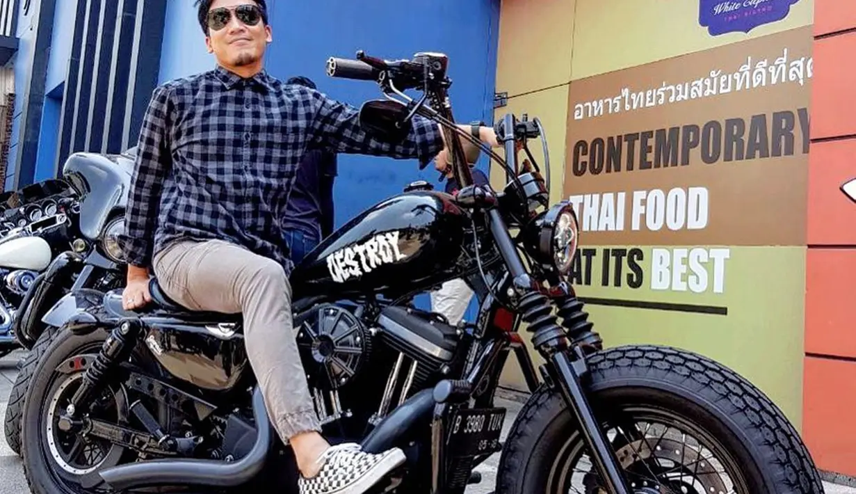 Meskipun memiliki hobi mengoleksi motor-motor mewah, rupanya sang Natasha Rizki tidak mempersoalkan hobi baru suaminya tersebut. Ternyata Natasha memang memberi kebebasa untuk Desta menjalani hobinya. Desta juga sering mengajak Natasha touring dan jalan-jalan bersama. (Liputan6.com/IG/@desta80s)