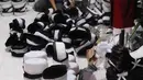 Pengrajin songkok (peci) sedang mengerjakan pesanan berbagai jenis peci di  Pasar Kemis, Kabupaten Tangerang, Banten, Minggu (18/4/2021). Para perajin mampu memproduksi peci sekitar 160 hingga 200 buah perhari. (Liputan6.com/Angga Yuniar)