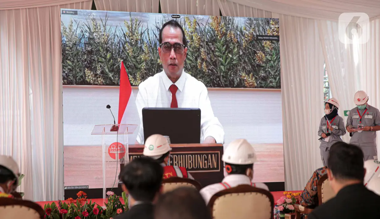 Menteri Perhubungan Budi Karya Sumadi menandatangain prastati usai seremoni penyambungan jembatan bentang panjang dengan struktur lintasan U-Shape Girder di LRT dukuh Atas, Jakarta, Rabu (11/11/2020). Total panjangnya 44 kilometer dan sudah terpasang U-Shaped Girder. (Liputan6.com/Faizal Fanani)
