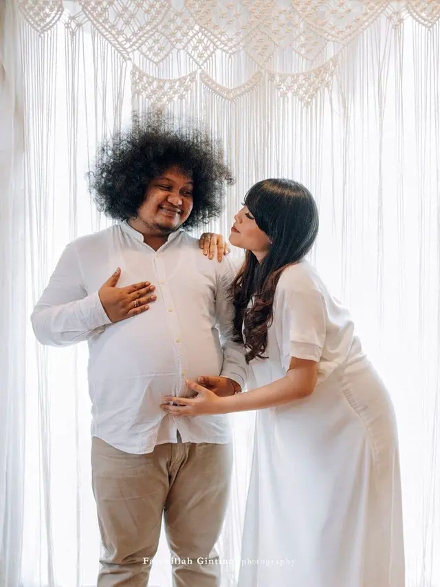 Kocak, Ini 5 Aksi Seleb yang Tiru Gaya Maternity Shoot Istrinya