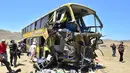 Tampak Puing-puing bus terlihat setelah tabrakan terjadi di jalan tol Kota Huarmey, Senin (23/3/2015). Insiden ini setidaknya menewaskan  34 orang tewas dan 70 luka-luka lainnya. (REUTERS/Toshiro Villanueva)