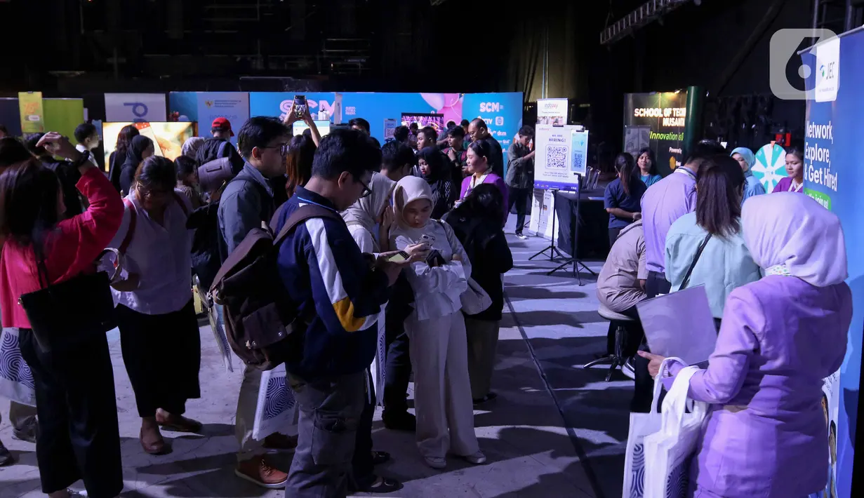 Festival ini tidak hanya sekadar job fair. Pengunjung dapat menikmati berbagai kegiatan seperti edu fair, talkshow, talent hunt dan hiburan. (Liputan6.com/Herman Zakharia)
