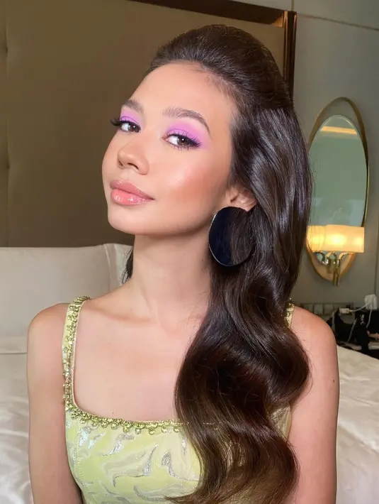 Eyeshadow bold bernuansa pastel serta gaya rambut volume, menjadikan tampilannya super dramatis.  [Foto: Instagram: Yuki Kato]