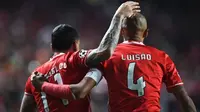 Striker Benfica Kostas Mitroglou (kiri) merayakan gol ke gawang Borussia Dortmund pada laga di Stadion da Luz, Lisbon, Selasa (14/2/2017). (AFP/Patricio de Melo Moreira)