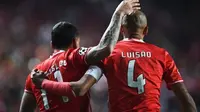 Striker Benfica Kostas Mitroglou (kiri) merayakan gol ke gawang Borussia Dortmund pada laga di Stadion da Luz, Lisbon, Selasa (14/2/2017). (AFP/Patricio de Melo Moreira)