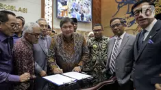 Menko Perekonomian Airlangga Hartarto disaksikan Menko Polhukam Mahfud MD, Menkumham Yasonna Laoly, dan Wakil Ketua Baleg DPR M. Nurdin menandatangani draft Peraturan Pemerintah Pengganti Undang-Undang (Perppu) Cipta Kerja di Kompleks Parlemen, Senayan, Jakarta, Rabu (15/2/2023). Baleg DPR menyetujui untuk membawa Perppu Cipta Keria ke Paripurna dan disahkan menjadi Undang-Undang (UU). (Liputan6.com/Faizal Fanani)