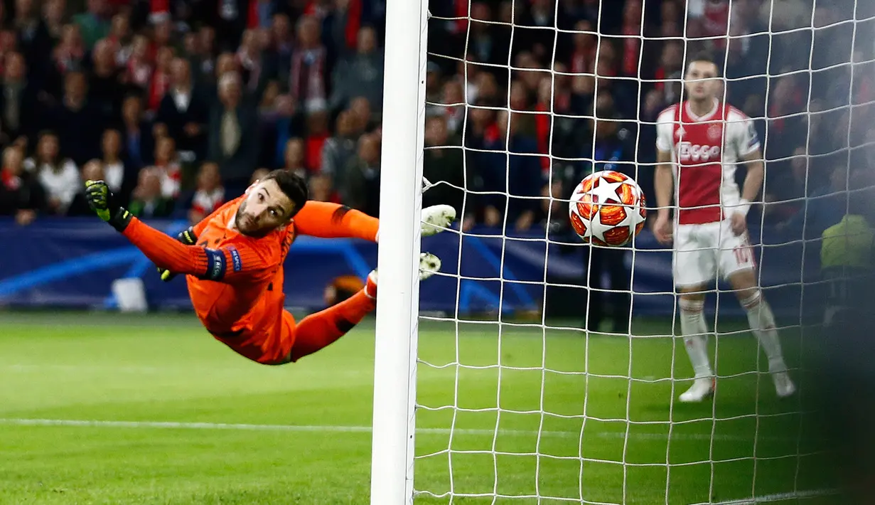 Kiper Tottenham Hotspur,Hugo Lloris gagal menahan tendangan pemain Ajax Amsterdam Hakim Ziyech pada laga kedua semifinal Liga Champions 2018/19 di Stadion Johan Cruyff, Rabu (8/5). Tottenham secara dramatis merebut tiket final Liga Champions setelah menaklukkan Ajax 3-2. (AP/Peter Dejong)