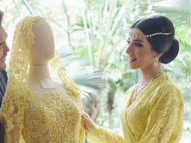 Selebgram Tasya Farasya berpose dengan gaun pengantin berwarna kuning karya desainer Ivan Gunawan bersama. Gaun pengantin tersebut dibuat Ivan untuk momen pernikahan Tasya. (Instagram/ivan_gunawan)