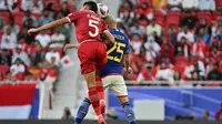 Bek Timnas Indonesia, Rizky Ridho melakukan duel udara melawan winger Timnas Jepang, Daizen Maeda dalam laga Grup D Piala Asia 2023, Rabu (24/1/2024) malam WIB. (AFP/Hector Retamal)