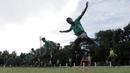 Pemain Timnas U-16 saat latihan di Lapangan Atang Soetrisna, Cijantung, Jakarta, Selasa (20/2/2018). Pemusatan latihan tahap kedua ini dilakukan untuk persiapan turnamen Jenesys di Jepang. (Bola.com/M Iqbal Ichsan)