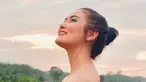 Aktris FTV berparas cantik ini memang selalu berhasil tampil modis di berbagai kesempatan. Saat menjadi model pemotretan, gaya Talitha Curtis pun sangat memukau. Gaya candidnya dengan tersenyum tipis ini banjir pujian netizen. (Liputan6.com/IG/@talithacurtis_)