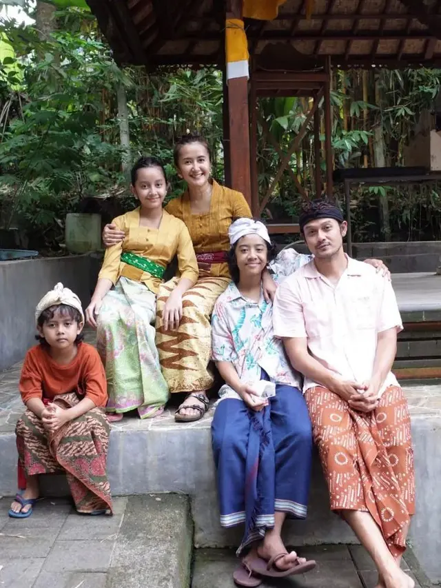 8 Potret Gaya Widi Mulia Liburan di Bali, Pamer Baby Bump dalam Balutan Bikini