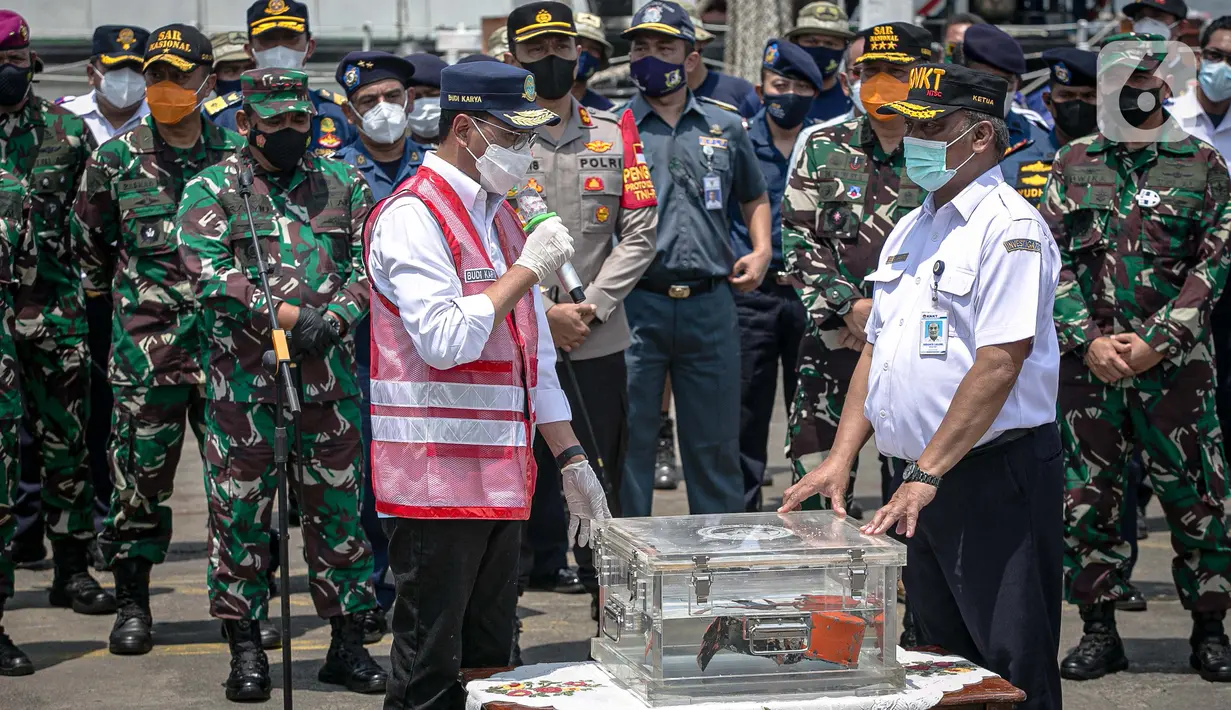 Menteri Perhubungan Budi Karya Sumadi didampingi Ketua KNKT Soerjanto Tjahjono dan sejumlah pejabat menyampaikan press statement tentang penemuan Cockpit Voice Recorder atau CVR pesawat Sriwijaya Air SJ-182  di kawasan Dermaga JICT 2, Jakarta Utara, Rabu (31/3/2021). (Liputan6.com/Faizal Fanani)