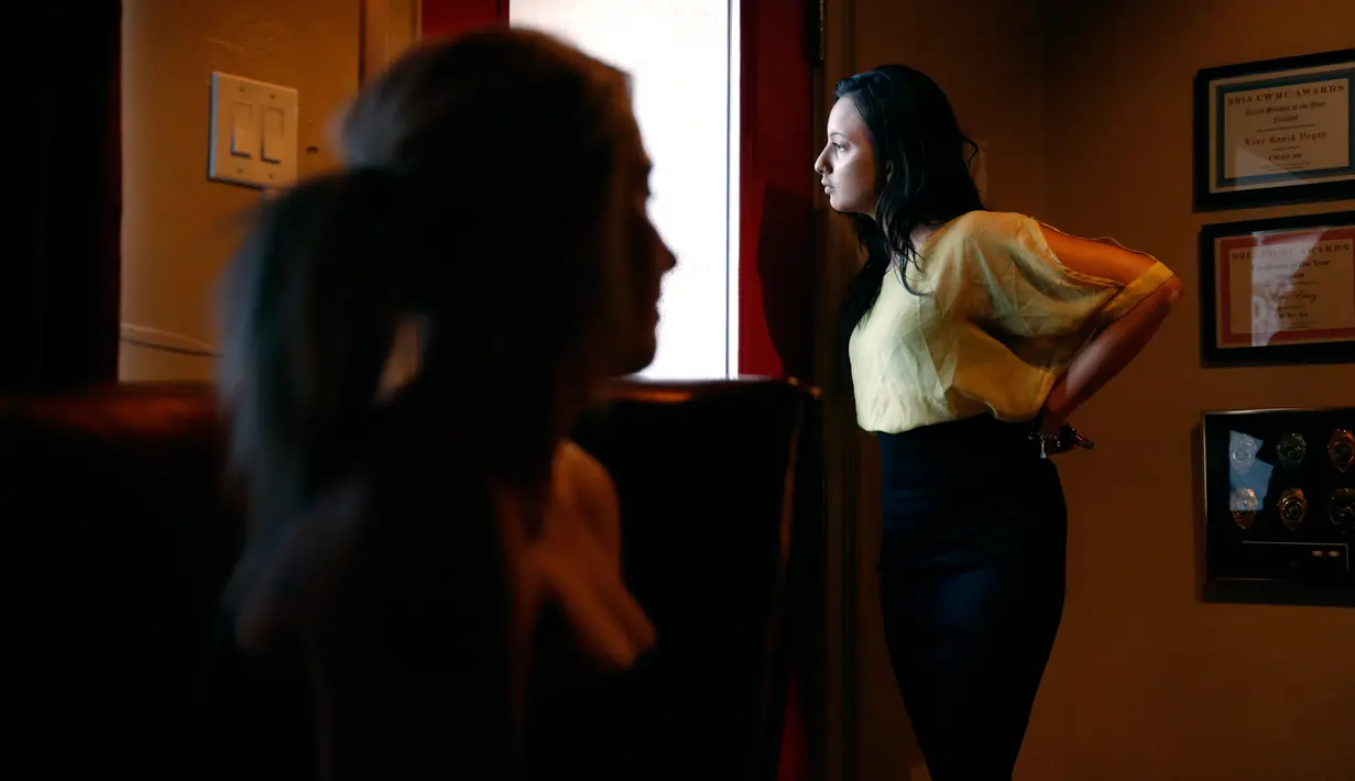 Pekerja seks komersil Destini Starr (kanan), dan Paris Envy menunggu pelanggan di depan pintu rumah bordil Love Ranch di Crystal, Nevada, AS, (27/4). (AP Photo/John Locher)
