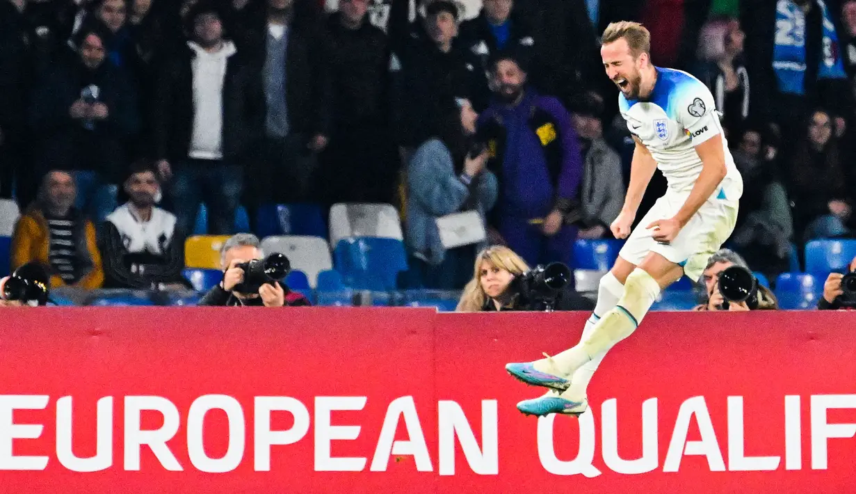 Pemain Timnas Inggris, Harry Kane melakukan selebrasi setelah mencetak gol kedua timnya melalui tendangan penalti saat Kualifikasi Euro 2024 melawan Italia di Stadion Diego Armando Maradona, Napoli, Italia, Jumat (24/03/2023) WIB. The Three Lions sukses meraih kemenangan 2-1. (AFP/Alberto Pizzoli)