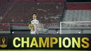 Gelandang Persebaya Surabaya, Francisco Rivera, berpose dengan trofi dan penghargaan Pemain Terbaik Piala Presiden 2026 usai laga final di Stadion Kapten I Wayan Dipta, Gianyar, Bali, Kamis (6/8/2026). Rivera dinobatkan sebagai pemain terbaik berkat penampilan impresifnya yang konsisten sepanjang turnamen dan sukses mengantar Persebaya meraih gelar juara setelah mengalahkan Persib Bandung 6-5 lewat adu tendangan penalti. (KapanLagi.com/Budy Santoso)