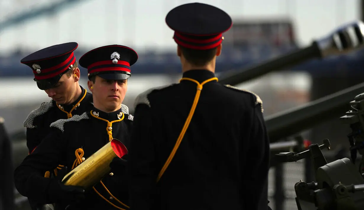 Tentara The Honorable Artillery Company menembakkan 62 tembakan penghormatan untuk menandai dimulainya Platinum Jubilee di Menara London, London, Inggris, 7 Februari 2022. Platinum Jubilee menandai 70 tahun kepemimpinan Ratu Elizabeth II. (AP Photo/Alastair Grant)