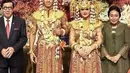 Kedua mempelai dibalut pakaian pengantin adat tradisional Sumatera Selatan yang memiliki ciri khas pengantin perempuan mengenakan suntiang untuk riasan kepalanya. @yosanna.laoly