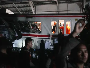 Tim pencari dan penyelamat mencari korban kecelakaan Kereta Api Jarak Jauh (KAJJ) dengan Kereta rel Listrik (KRL) Commuter Line di Stasiun Bekasi Timur, Jawa Barat, Selasa 28 April 2026 dini hari. (AP Photo/Achmad Ibrahim)