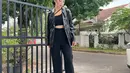 Kali ini Abel memilih crop top yang diperkuat dengan jaket kulit dengan warna hitam senada. Tak ketinggalan celana panjang yang memberikan kesan formal dan menekankan warna hitam. Sedangkan sepatu sengaja dipilih putih agar warna tak mati. Liputan6.com/IG/@abellyc).
