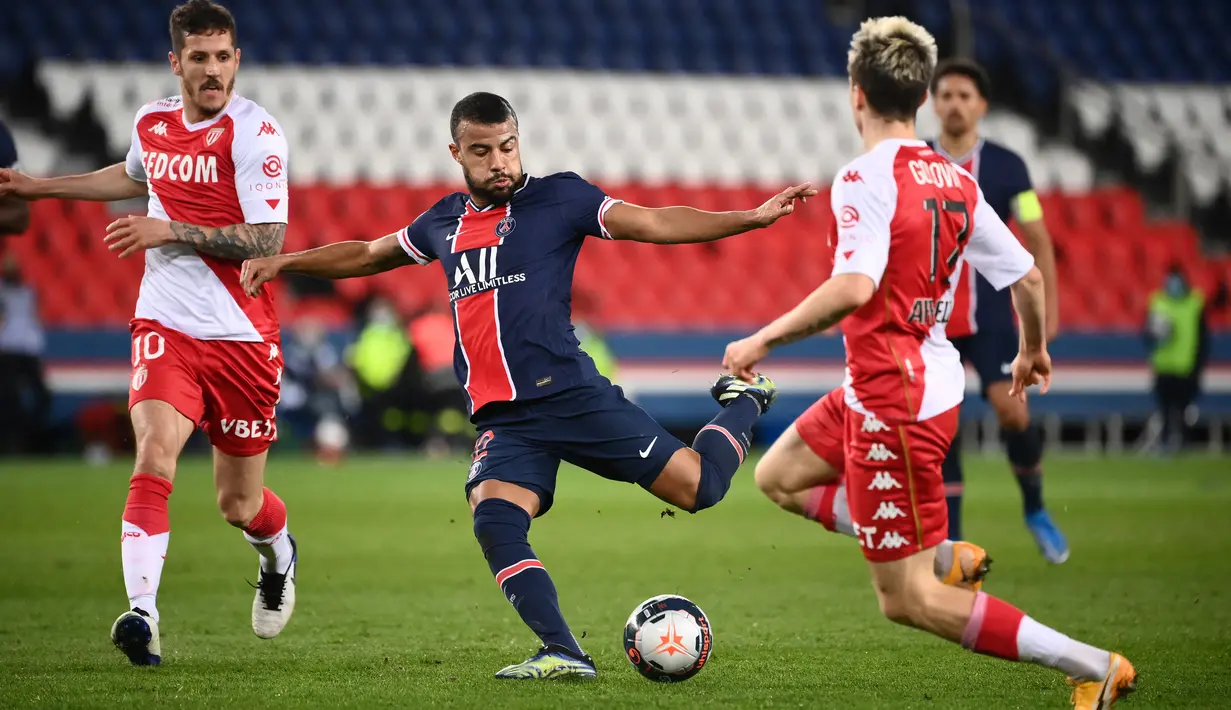 Sementara sang adik, Rafinha Alcantara (tengah) memilih warga negara Brasil mengikuti ayahnya. Rafinha sekarang merumput bersama klub terkaya Paris Saint German. (Foto: AFP/Franck Fife)