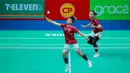 Ganda putri Indonesia, Febriana Dwipuji Kusuma/Meilysa Trias Puspitasari, saat melawan wakil Malaysia, Pearly Tan/Thinaah Muralitharan, dalam laga final yang berlangsung sengit di Gymnasium 4, Thammasat University, Pathum Thani, Minggu (14/12/2025). (Bola.com/Bagaskara Lazuardi)
