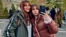 Liburan ini menjadi waktu berharga bagi keduanya untuk mempererat hubungan keluarga sambil menikmati keindahan Korea Selatan. Sissy dan Vanesha juga memperlihatkan tawa dan keakraban mereka dalam berbagai pose. Momen ini memperlihatkan kedekatan khas kakak-adik yang hangat dan penuh canda tawa. (Liputan6.com/IG/@sysiio)