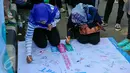 Warga membubuhkan tanda tangan mendukung sosialisasi toliet sehat di Bundaran HI, Jakarta, Minggu (15/11/2015). Dalam acara tersebut tampil sebuah maskot berbentuk kotoran manusia yang membuat suasana semakin seru. (Liputan6.com/Yoppy Renato)