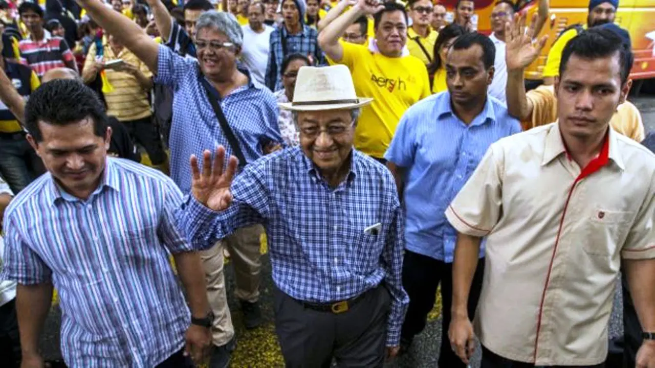 Aksi dukungan Mahathir Mohamad dalam demo Bersih 4